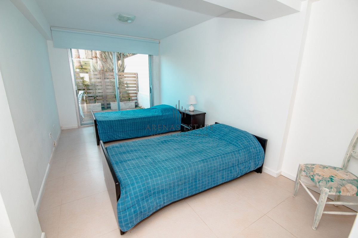 Apartamento ID.562 - Oportunidad en Venta de Apartamento de planta baja con salida al jardín de tres dormitorios en Playa Montoya