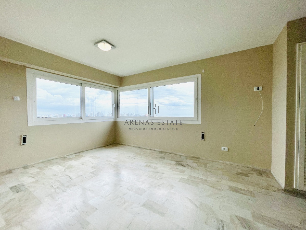Apartamento ID.1134 - Venta y alquiler anual de amplio apartamento de tres dormitorios completamente reciclado sobre Roosevelt, Punta del Este