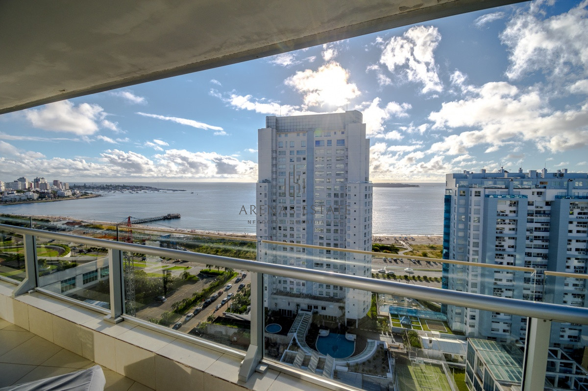 Apartamento ID.557 - Venta de apartamento de tres dormitorios más dependencia en playa Mansa, Punta del Este