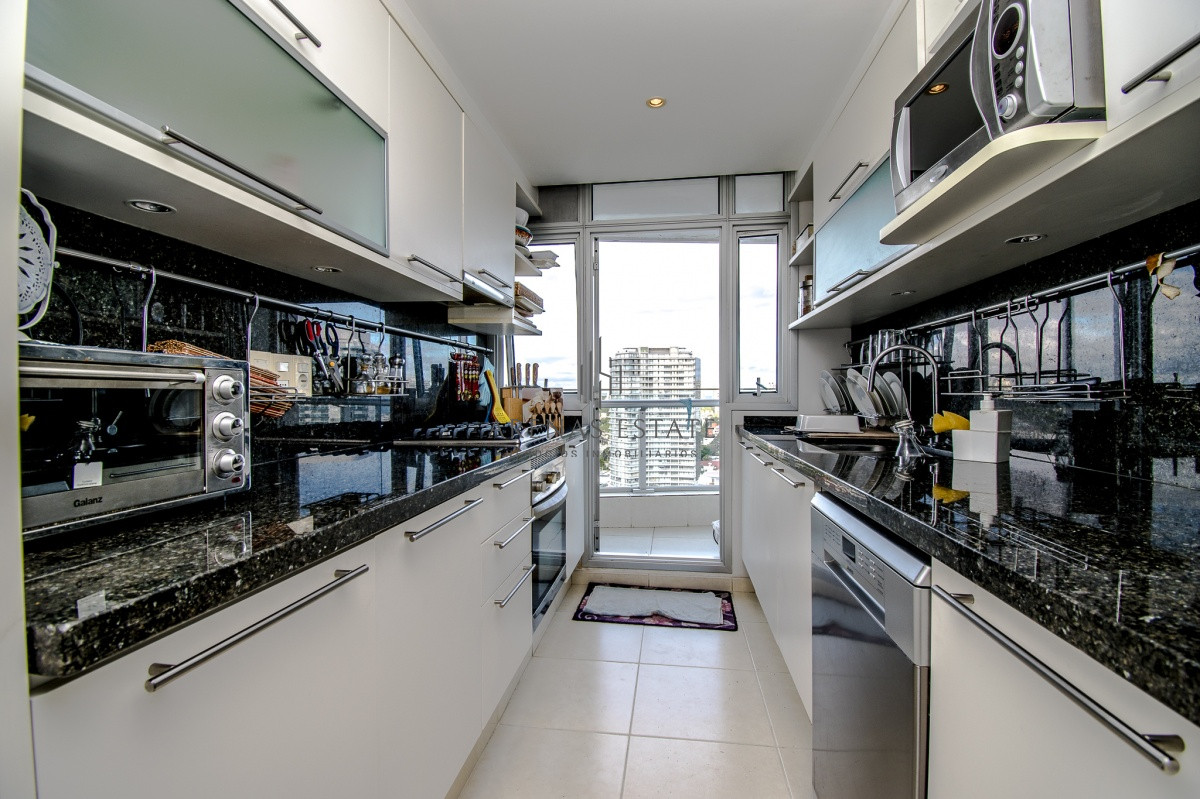 Apartamento ID.557 - Venta de apartamento de tres dormitorios más dependencia en playa Mansa, Punta del Este