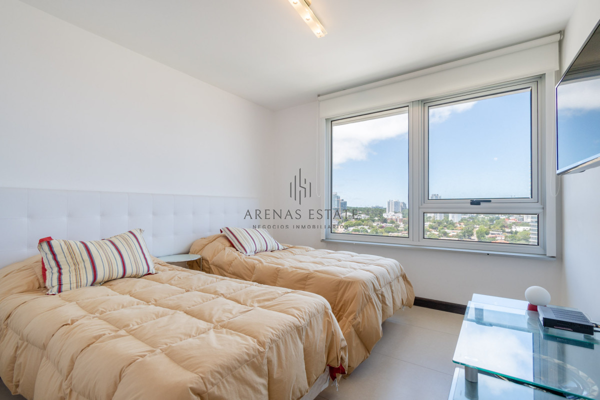 Apartamento ID.2148 - Venta de Excelente Apartamento de 3 Dormitorios con Vista al Mar, Playa Mansa, Punta del Este