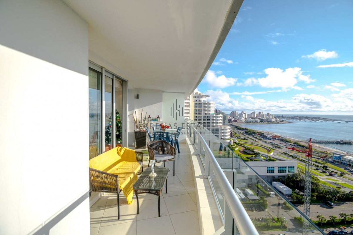 Apartamento ID.557 - Venta de apartamento de tres dormitorios más dependencia en playa Mansa, Punta del Este