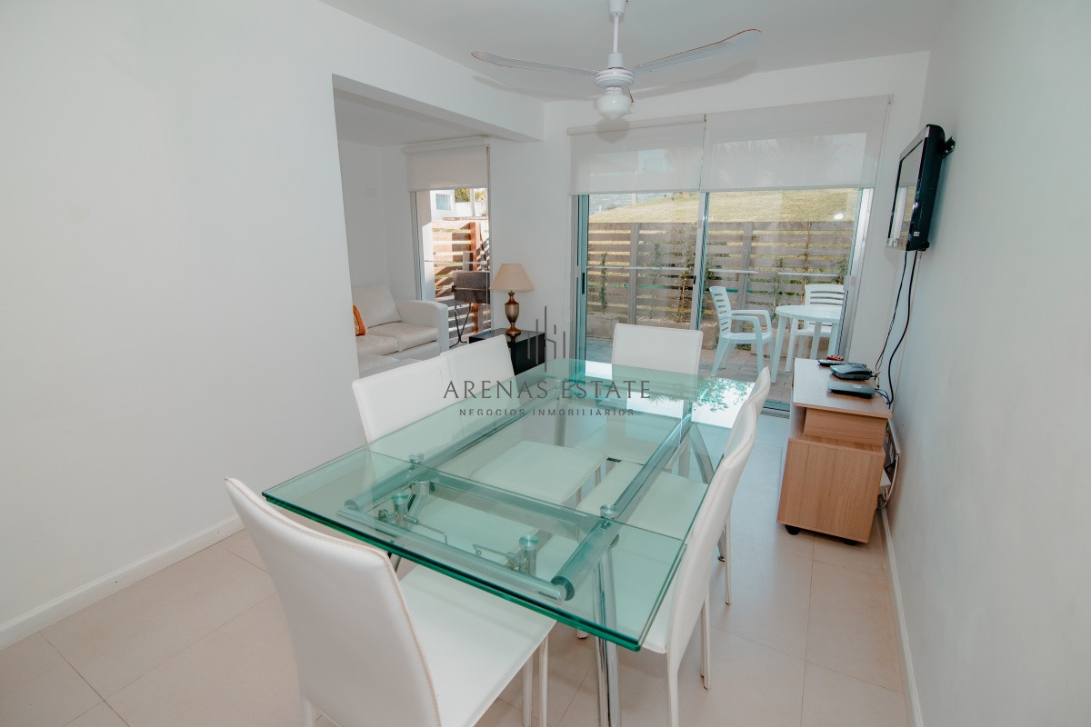 Apartamento ID.562 - Oportunidad en Venta de Apartamento de planta baja con salida al jardín de tres dormitorios en Playa Montoya