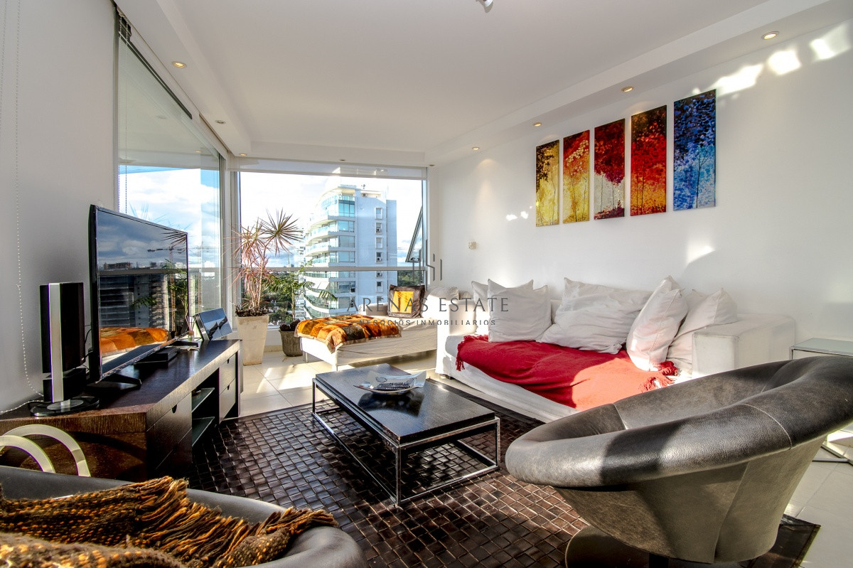 Apartamento ID.557 - Venta de apartamento de tres dormitorios más dependencia en playa Mansa, Punta del Este