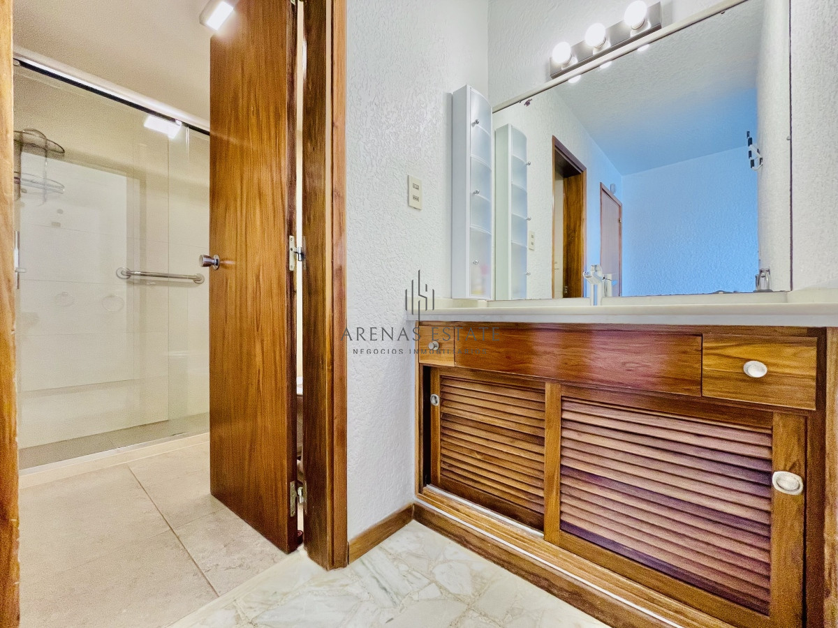 Apartamento ID.1868 - Apartamento de 3 Dormitorios en Playa Mansa con Vista al Mar