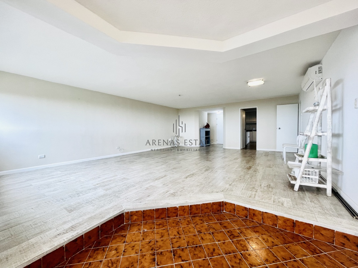 Apartamento ID.1134 - Venta y alquiler anual de amplio apartamento de tres dormitorios completamente reciclado sobre Roosevelt, Punta del Este