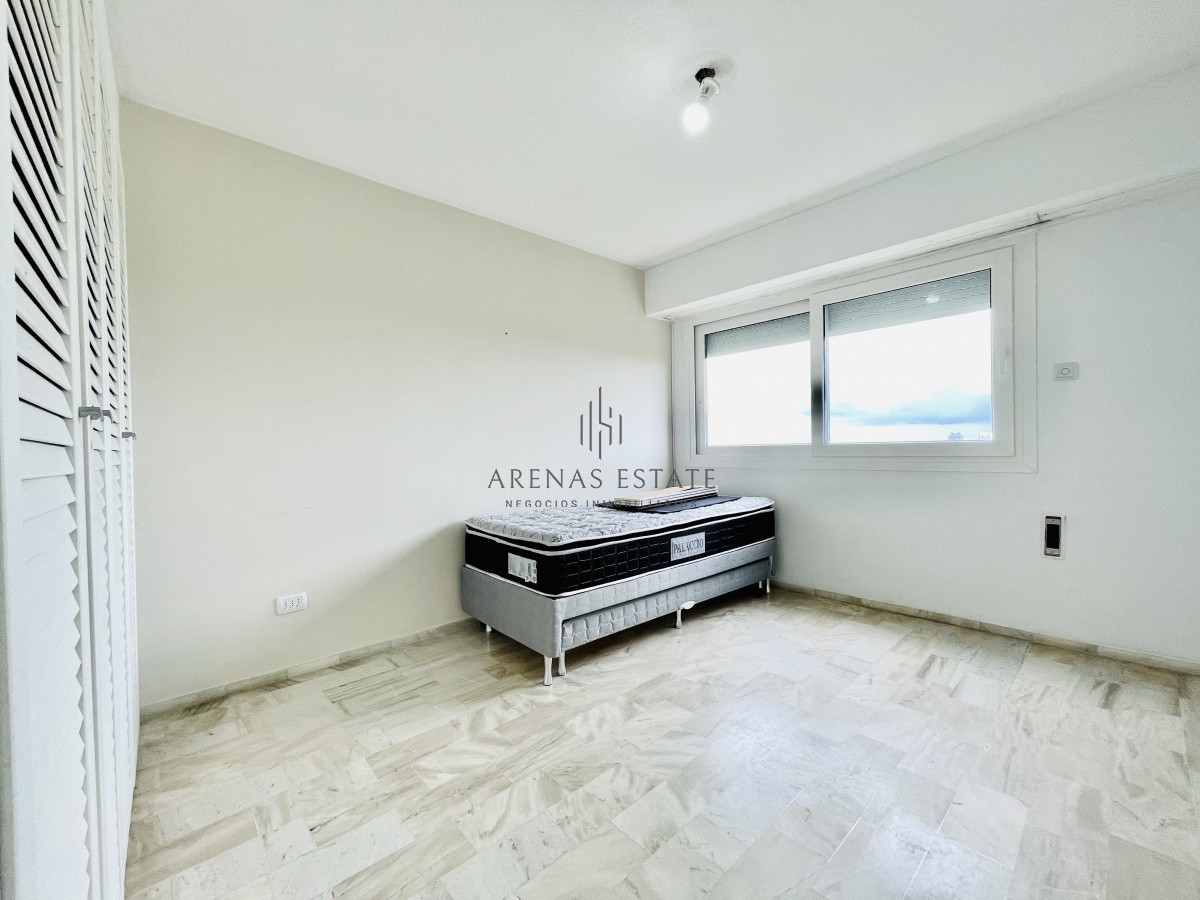 Apartamento ID.1134 - Venta y alquiler anual de amplio apartamento de tres dormitorios completamente reciclado sobre Roosevelt, Punta del Este