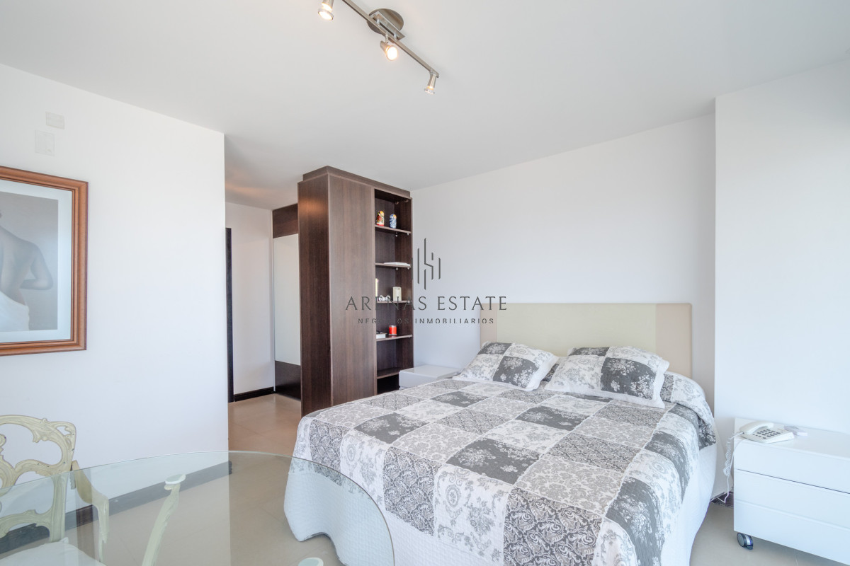 Apartamento ID.2148 - Venta de Excelente Apartamento de 3 Dormitorios con Vista al Mar, Playa Mansa, Punta del Este