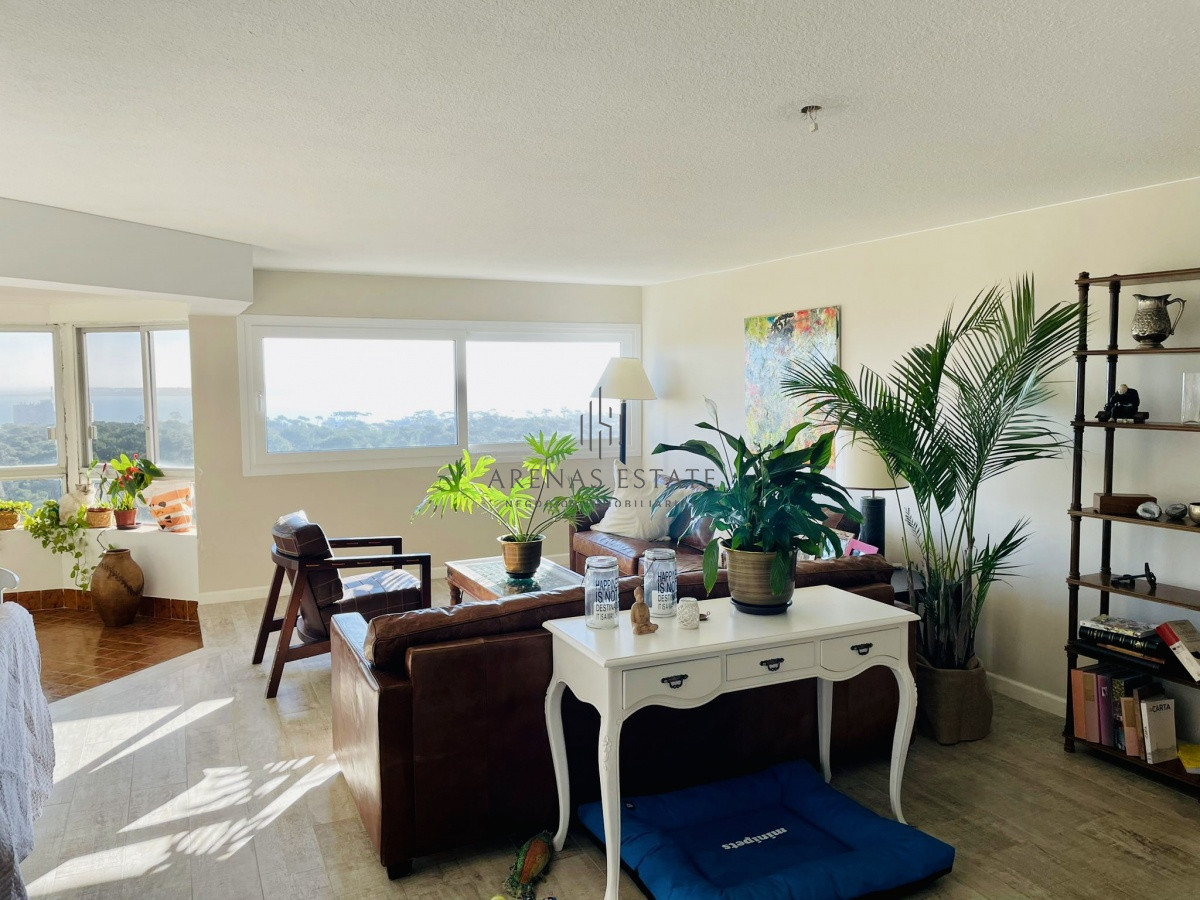 Apartamento ID.1134 - Venta y alquiler anual de amplio apartamento de tres dormitorios completamente reciclado sobre Roosevelt, Punta del Este