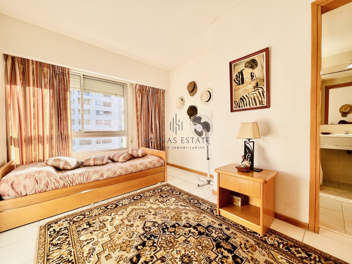Apartamento ID.444 - Apartamento de 3 Dormitorios en Primera Línea del Mar, Playa Brava - Venta