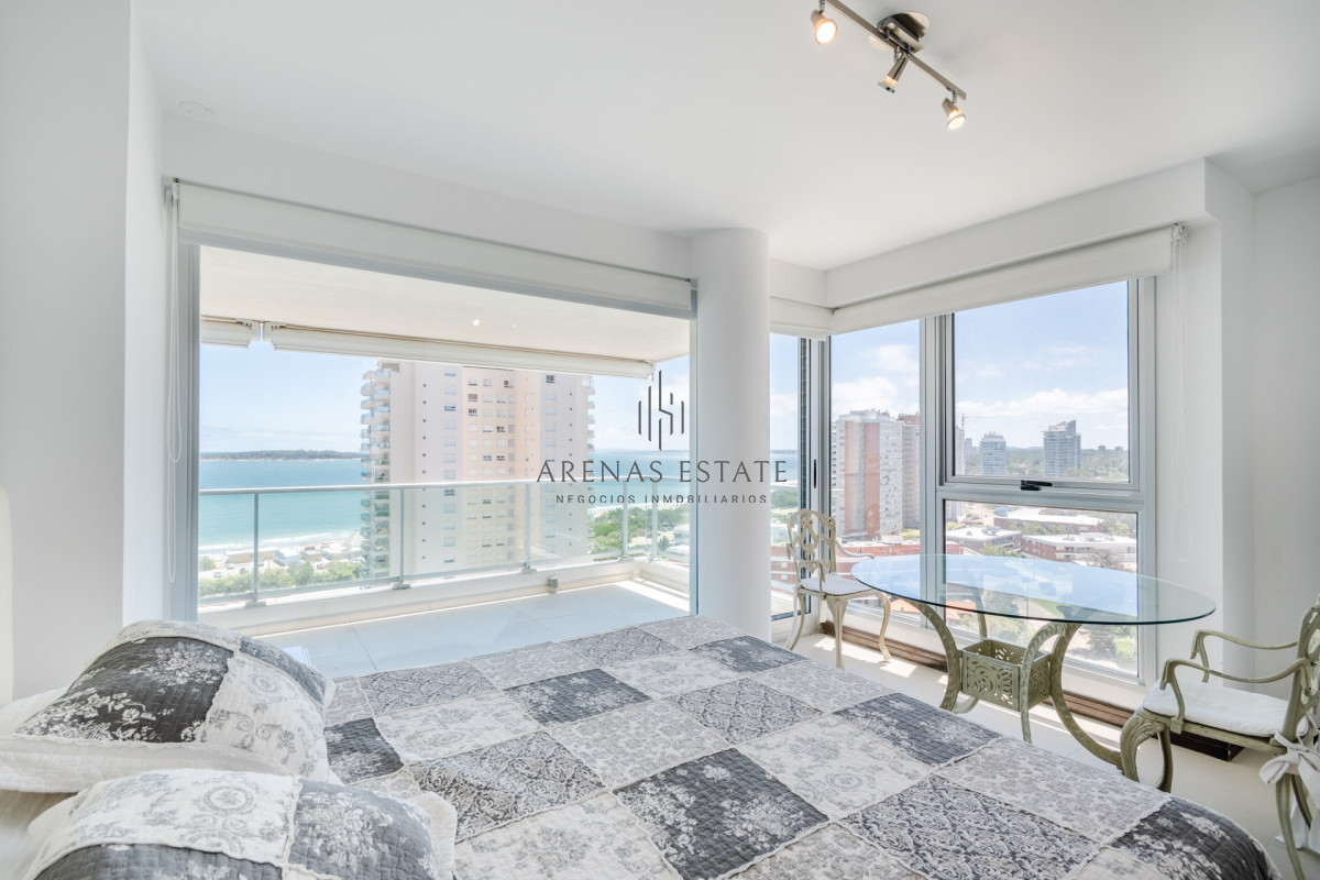 Apartamento ID.2148 - Venta de Excelente Apartamento de 3 Dormitorios con Vista al Mar, Playa Mansa, Punta del Este