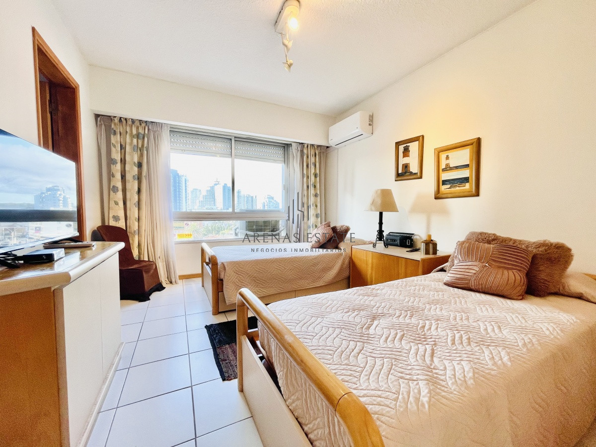 Apartamento ID.444 - Apartamento de 3 Dormitorios en Primera Línea del Mar, Playa Brava - Venta