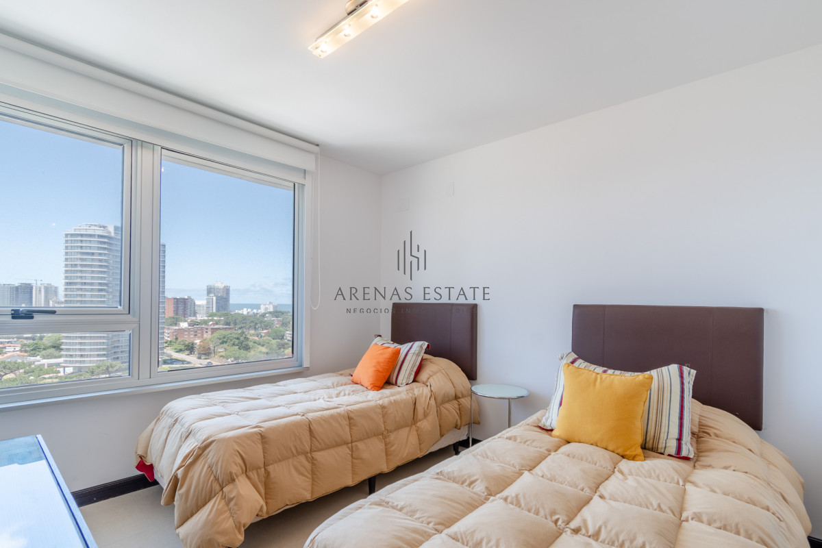 Apartamento ID.2148 - Venta de Excelente Apartamento de 3 Dormitorios con Vista al Mar, Playa Mansa, Punta del Este