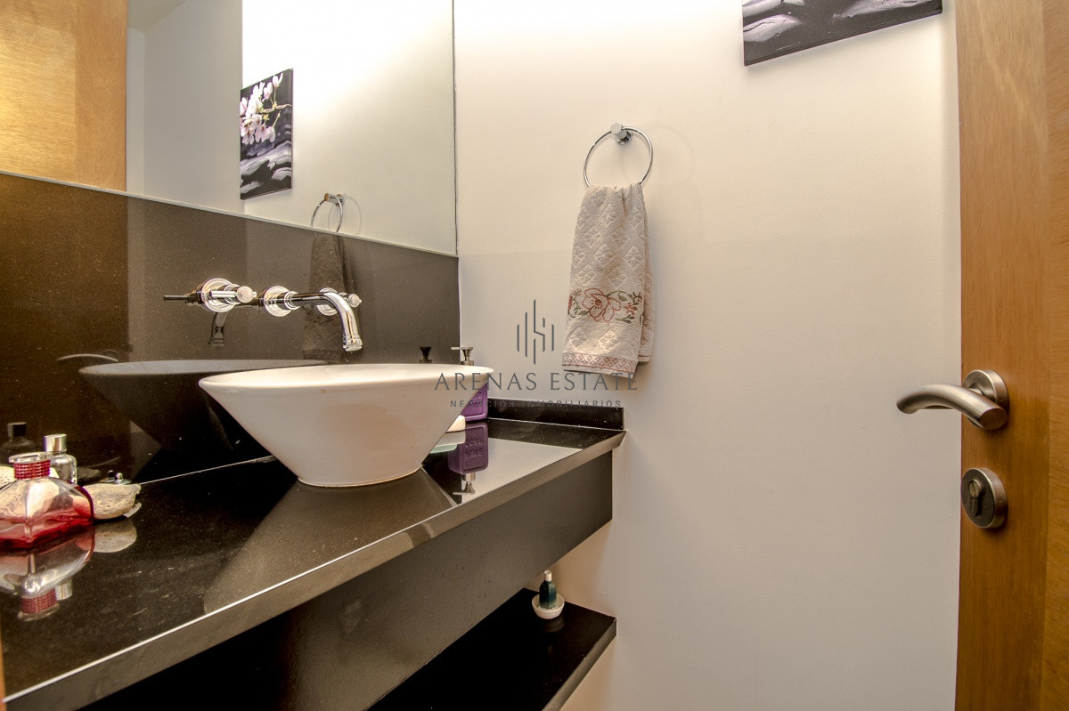 Apartamento ID.557 - Venta de apartamento de tres dormitorios más dependencia en playa Mansa, Punta del Este