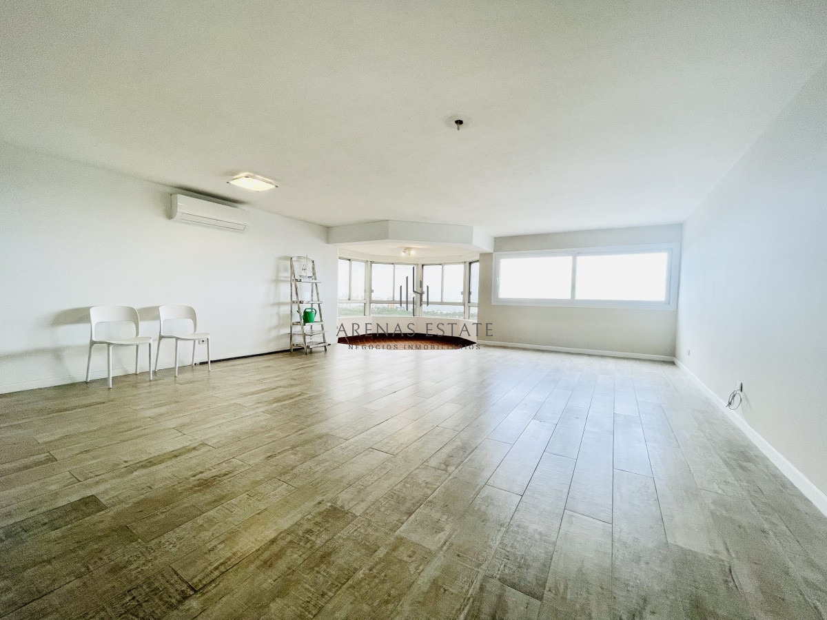 Apartamento ID.1134 - Venta y alquiler anual de amplio apartamento de tres dormitorios completamente reciclado sobre Roosevelt, Punta del Este