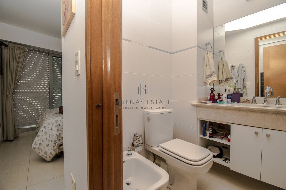 Apartamento ID.557 - Venta de apartamento de tres dormitorios más dependencia en playa Mansa, Punta del Este