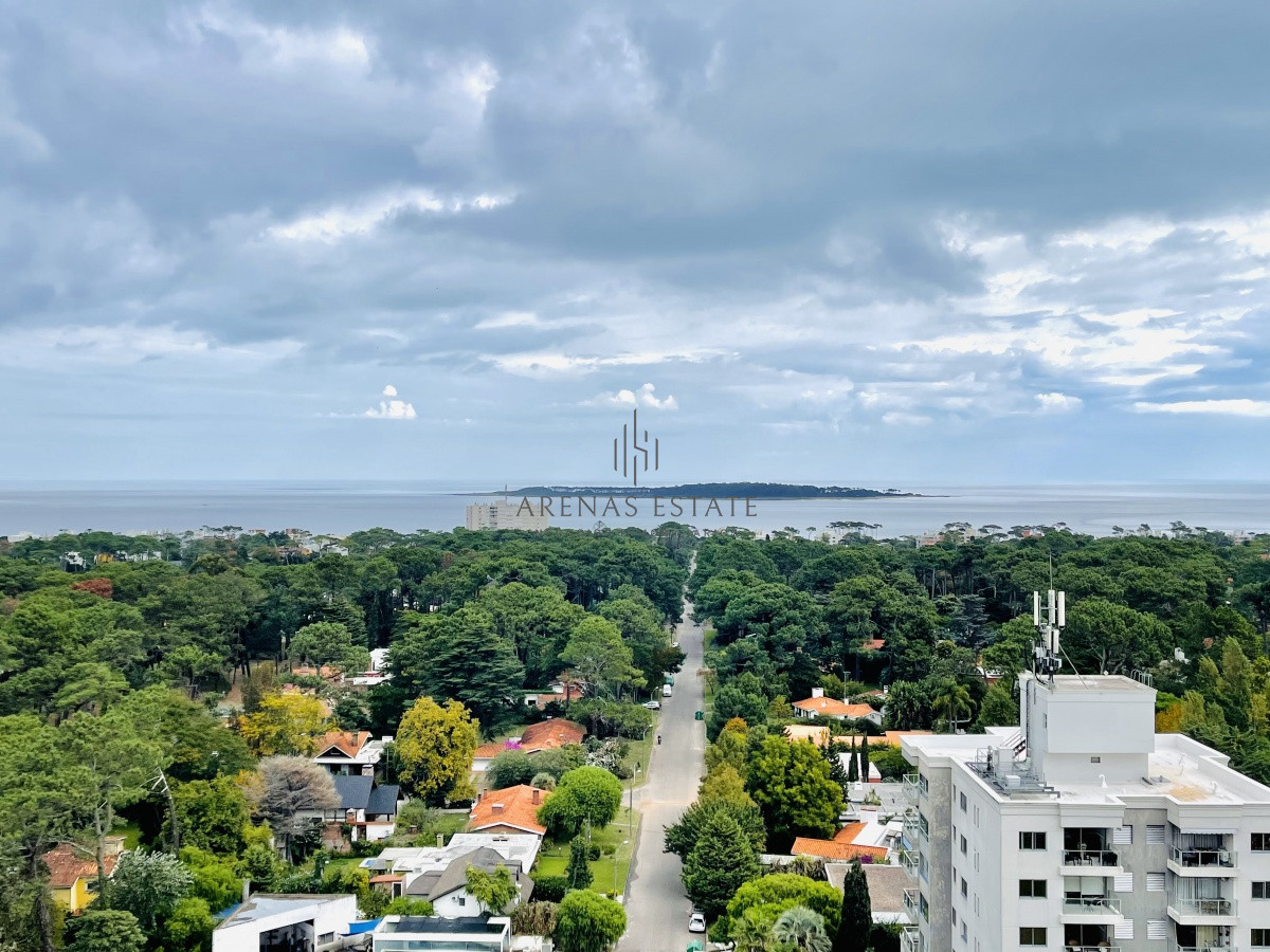 Apartamento ID.1134 - Venta y alquiler anual de amplio apartamento de tres dormitorios completamente reciclado sobre Roosevelt, Punta del Este