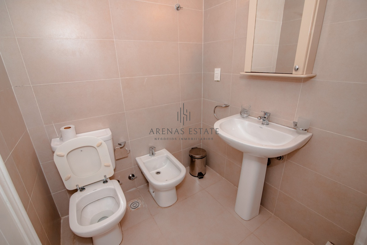 Apartamento ID.562 - Oportunidad en Venta de Apartamento de planta baja con salida al jardín de tres dormitorios en Playa Montoya