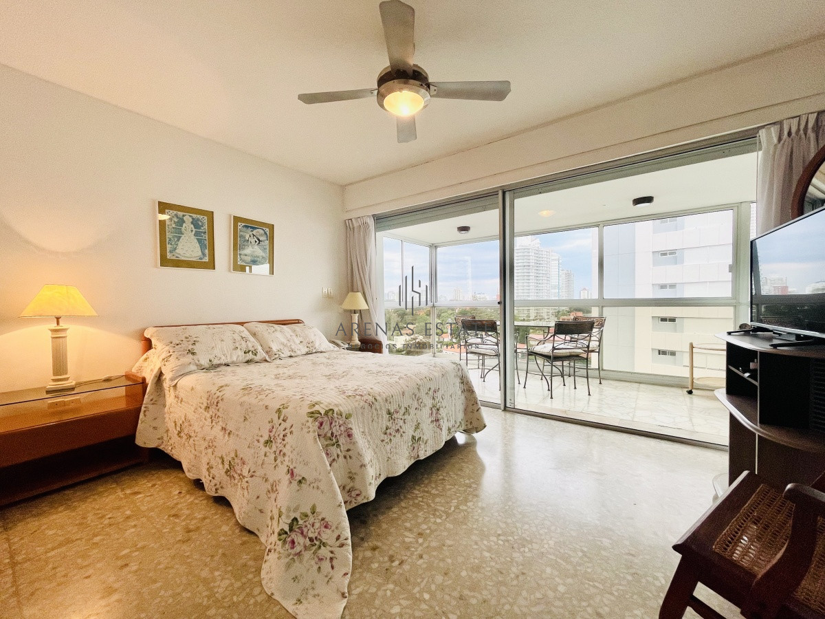 Apartamento ID.1969 - Apartamento de 2 Dormitorios Frente al Mar, con Vista - Playa Mansa, Venta