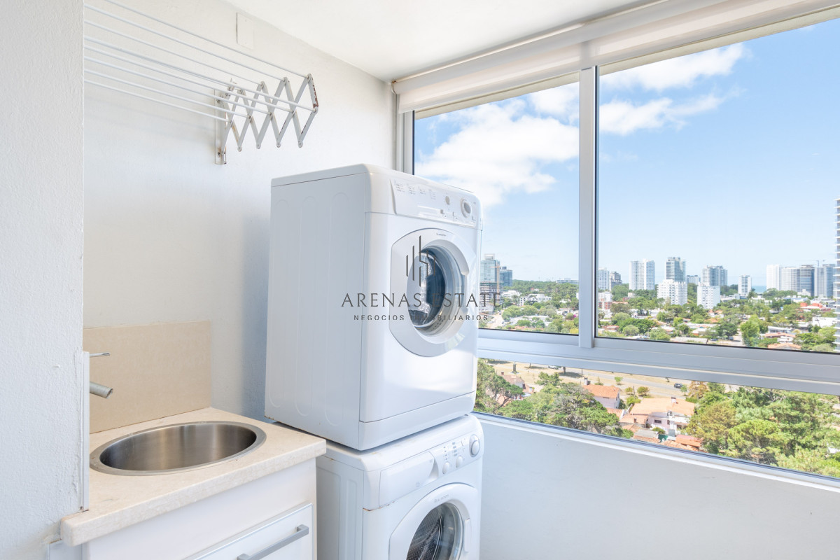 Apartamento ID.2148 - Venta de Excelente Apartamento de 3 Dormitorios con Vista al Mar, Playa Mansa, Punta del Este