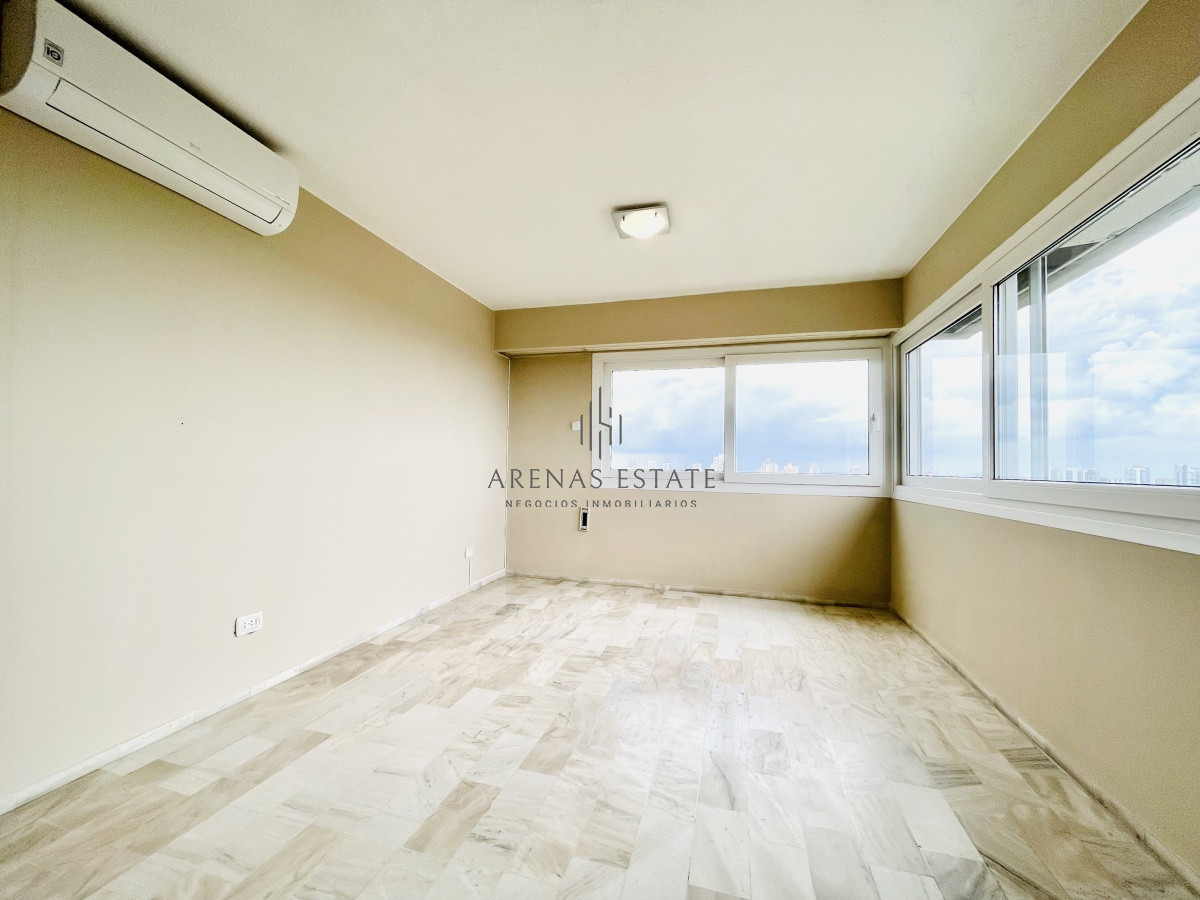 Apartamento ID.1134 - Venta y alquiler anual de amplio apartamento de tres dormitorios completamente reciclado sobre Roosevelt, Punta del Este