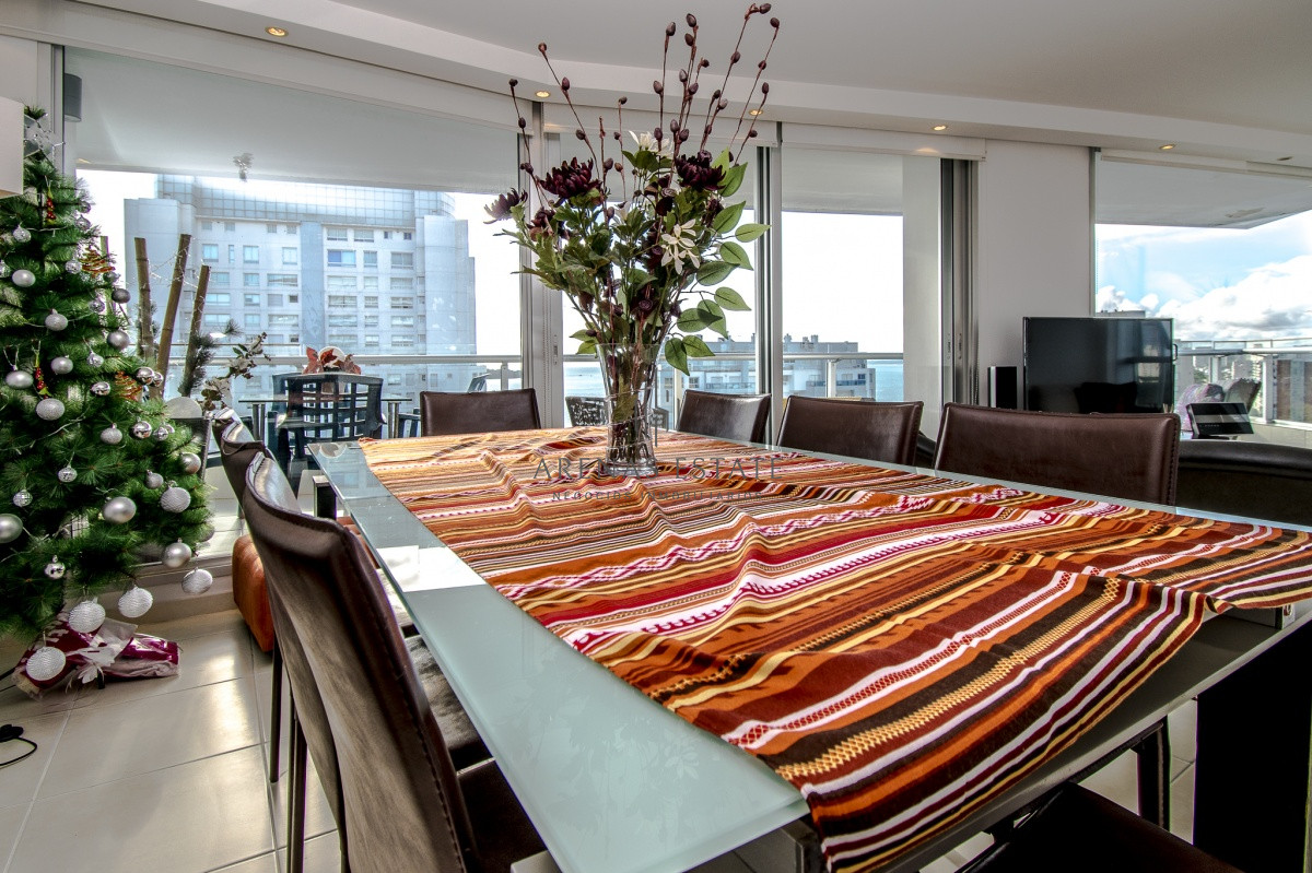 Apartamento ID.557 - Venta de apartamento de tres dormitorios más dependencia en playa Mansa, Punta del Este