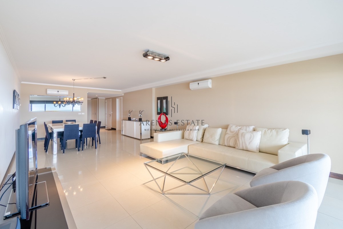 Apartamento ID.611 - Moderno Apartamento de 3 Dormitorio y Dependencia Frente al Mar, Playa Brava