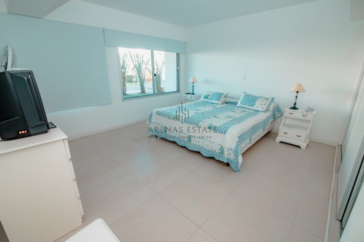 Apartamento ID.562 - Oportunidad en Venta de Apartamento de planta baja con salida al jardín de tres dormitorios en Playa Montoya