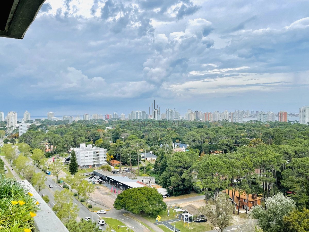 Apartamento ID.1134 - Venta y alquiler anual de amplio apartamento de tres dormitorios completamente reciclado sobre Roosevelt, Punta del Este