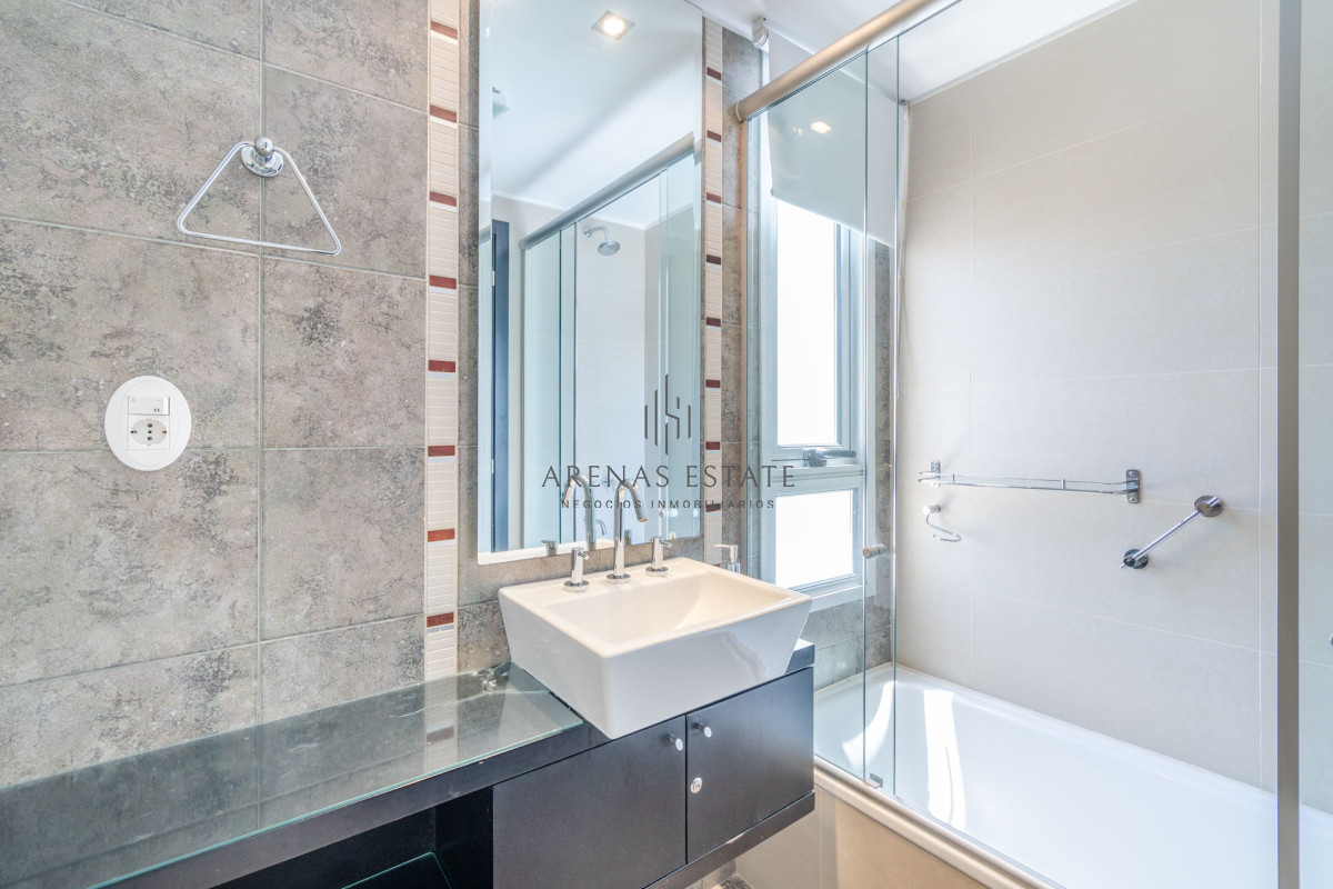 Apartamento ID.2148 - Venta de Excelente Apartamento de 3 Dormitorios con Vista al Mar, Playa Mansa, Punta del Este