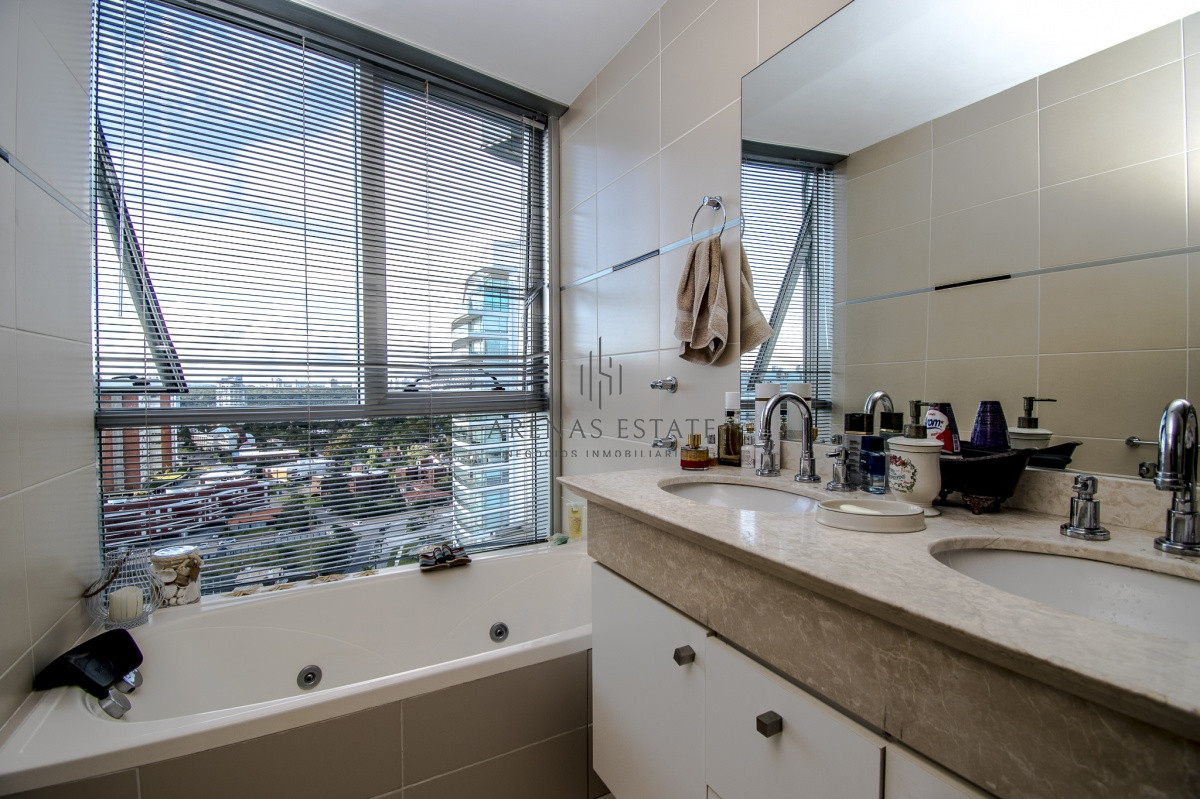 Apartamento ID.557 - Venta de apartamento de tres dormitorios más dependencia en playa Mansa, Punta del Este