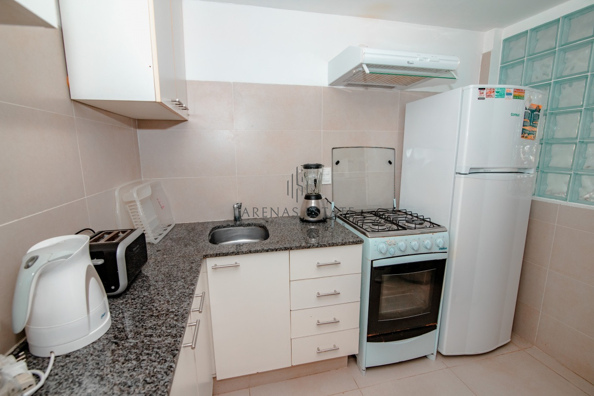 Apartamento ID.562 - Oportunidad en Venta de Apartamento de planta baja con salida al jardín de tres dormitorios en Playa Montoya