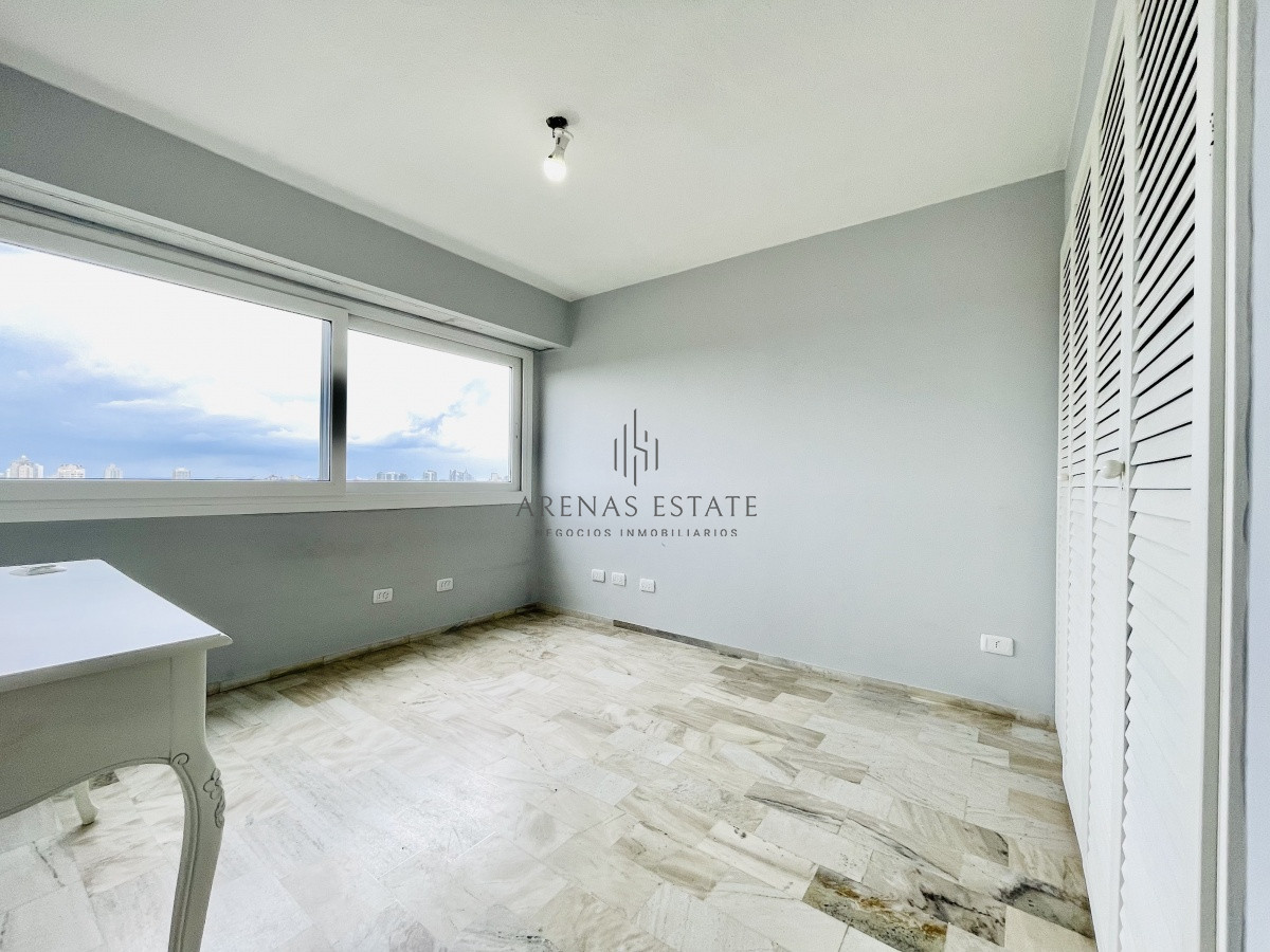 Apartamento ID.1134 - Venta y alquiler anual de amplio apartamento de tres dormitorios completamente reciclado sobre Roosevelt, Punta del Este