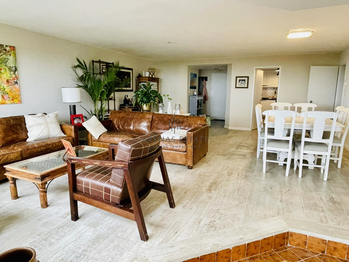 Apartamento ID.1134 - Venta y alquiler anual de amplio apartamento de tres dormitorios completamente reciclado sobre Roosevelt, Punta del Este
