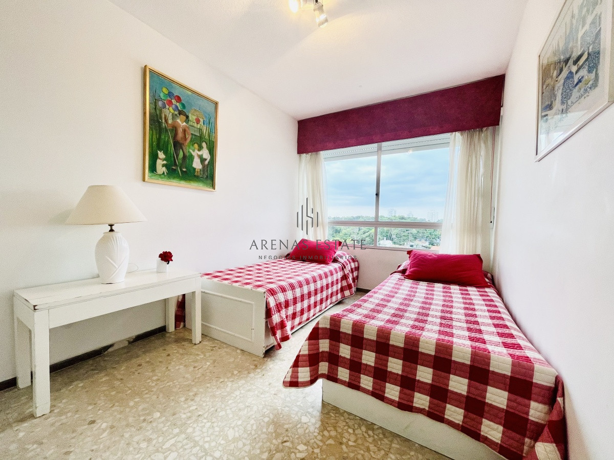 Apartamento ID.1969 - Apartamento de 2 Dormitorios Frente al Mar, con Vista - Playa Mansa, Venta