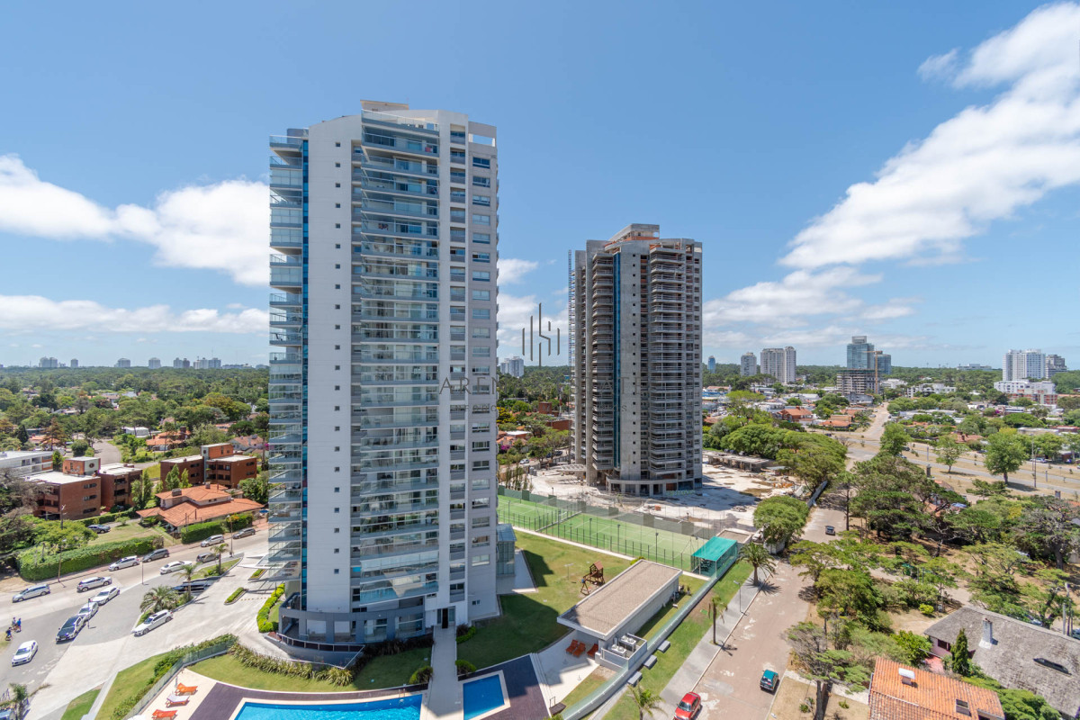 Apartamento ID.2148 - Venta de Excelente Apartamento de 3 Dormitorios con Vista al Mar, Playa Mansa, Punta del Este