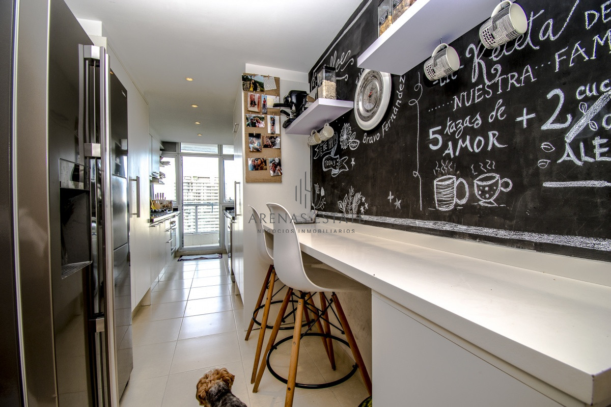 Apartamento ID.557 - Venta de apartamento de tres dormitorios más dependencia en playa Mansa, Punta del Este