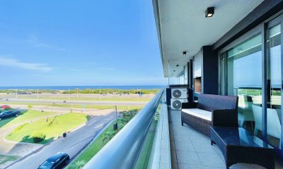 Apartamento de 2 Dormitorios y Parrillero Frente a Playa Brava, Punta del Este