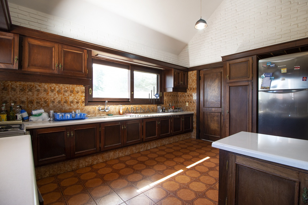 Casa ID.585 - Venta de casa de 4 dormitorios más dependencia y hermosa piscina con gran parque en Playa Mansa, Punta del Este