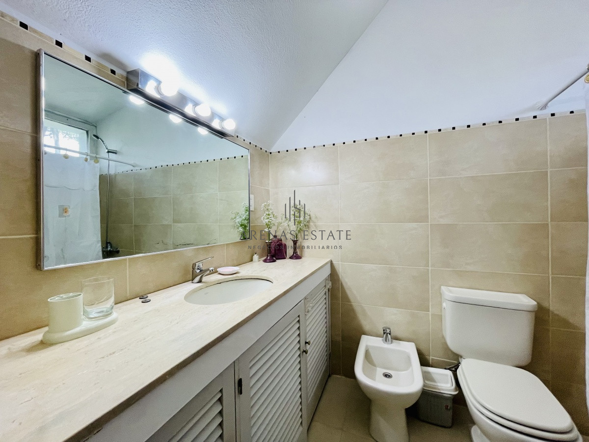 Casa ID.913 - Alquiler temporario de sólida y amplia casa de cinco dormitorios más dependencia de servicio y piscina, Lugano, Punta del Este