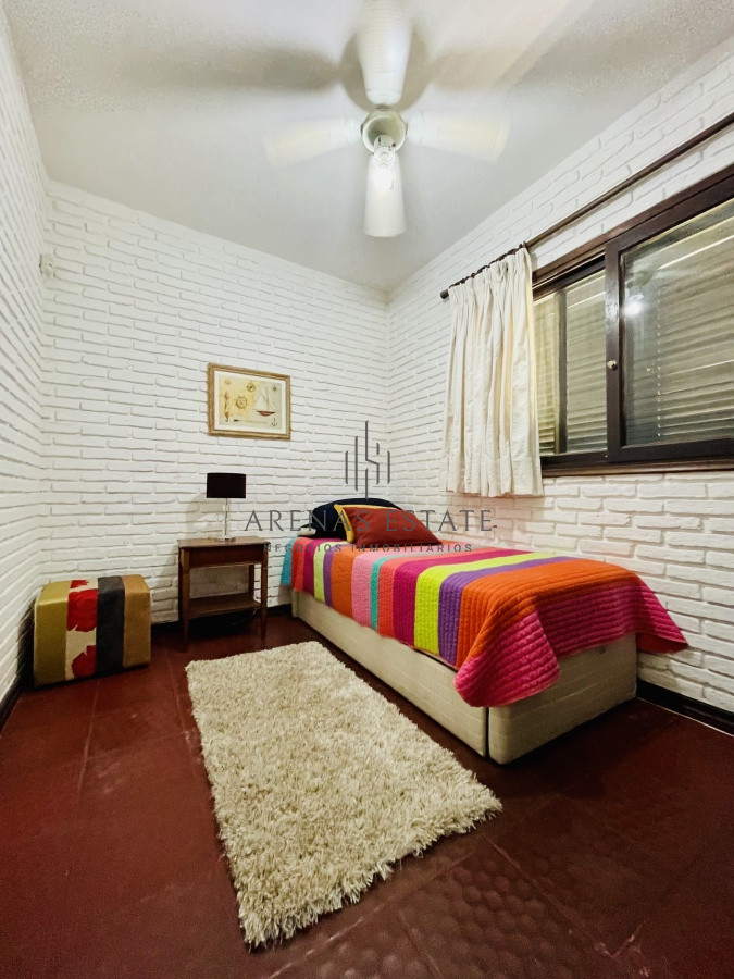 Casa ID.913 - Alquiler temporario de sólida y amplia casa de cinco dormitorios más dependencia de servicio y piscina, Lugano, Punta del Este