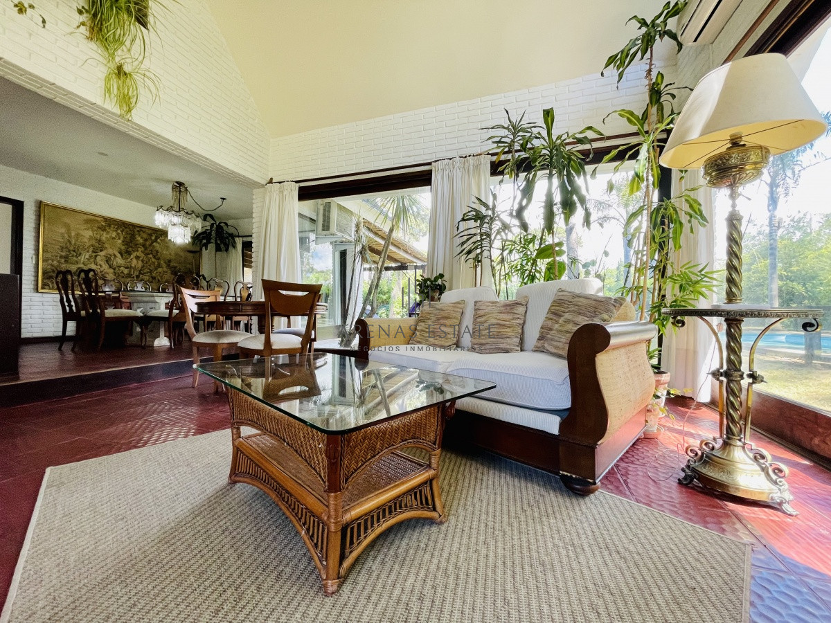 Casa ID.913 - Alquiler temporario de sólida y amplia casa de cinco dormitorios más dependencia de servicio y piscina, Lugano, Punta del Este