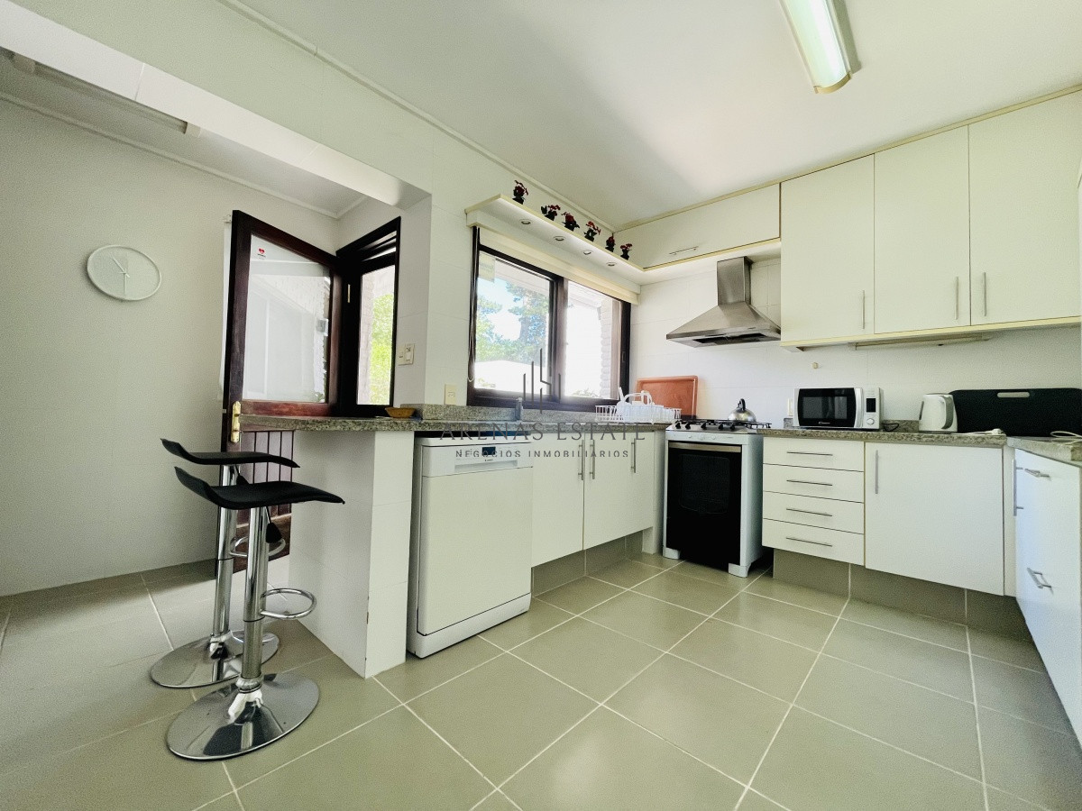 Casa ID.913 - Alquiler temporario de sólida y amplia casa de cinco dormitorios más dependencia de servicio y piscina, Lugano, Punta del Este