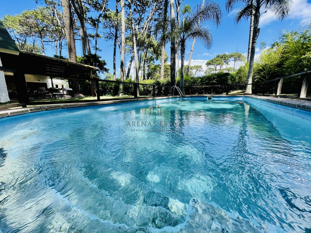 Casa ID.913 - Alquiler temporario de sólida y amplia casa de cinco dormitorios más dependencia de servicio y piscina, Lugano, Punta del Este