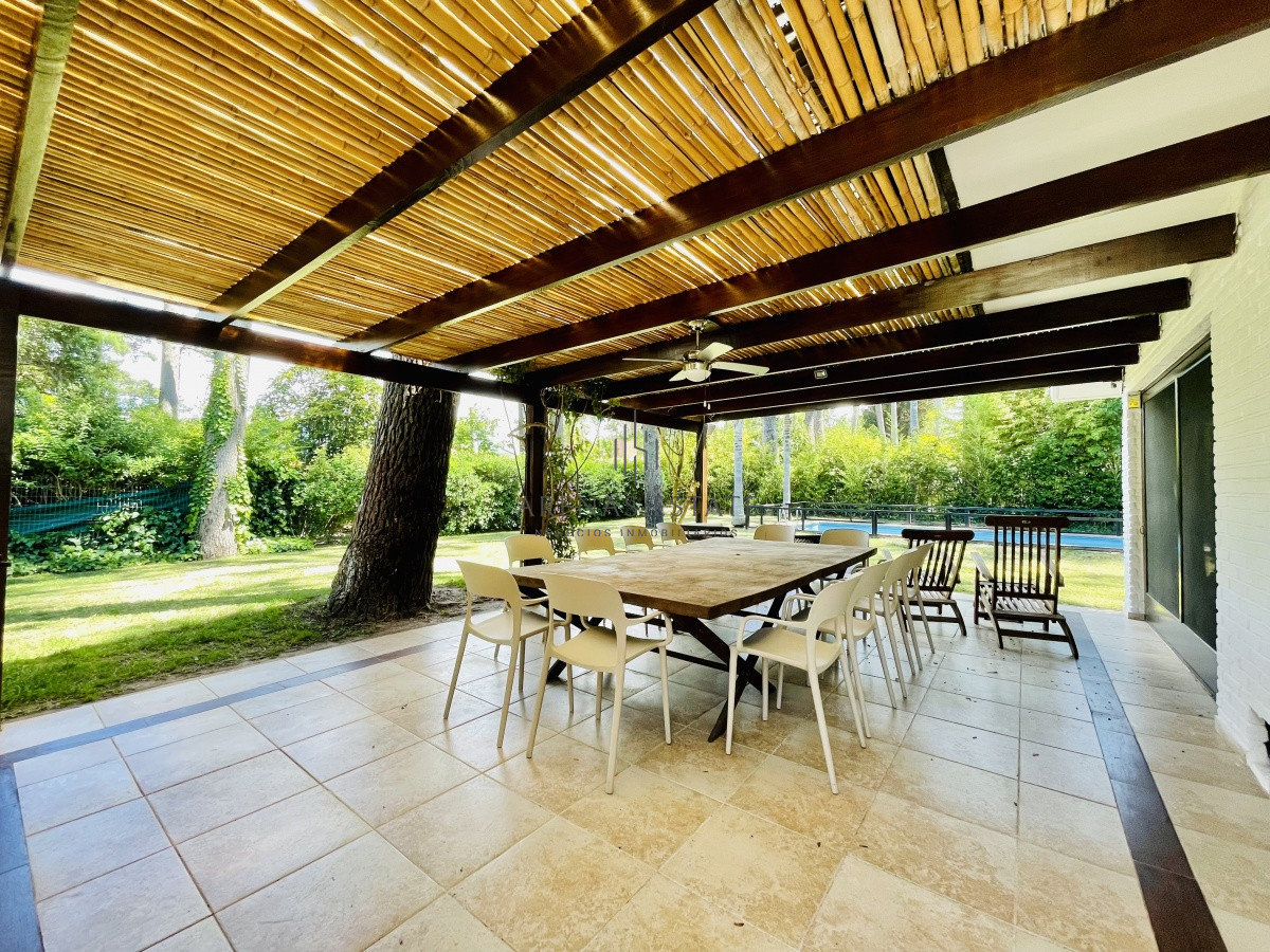 Casa ID.913 - Alquiler temporario de sólida y amplia casa de cinco dormitorios más dependencia de servicio y piscina, Lugano, Punta del Este