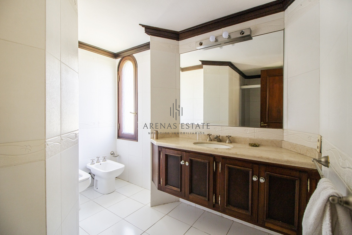 Casa ID.585 - Venta de casa de 4 dormitorios más dependencia y hermosa piscina con gran parque en Playa Mansa, Punta del Este