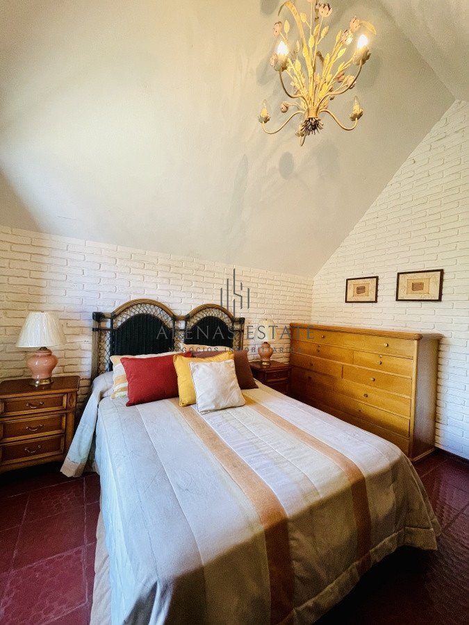 Casa ID.913 - Alquiler temporario de sólida y amplia casa de cinco dormitorios más dependencia de servicio y piscina, Lugano, Punta del Este