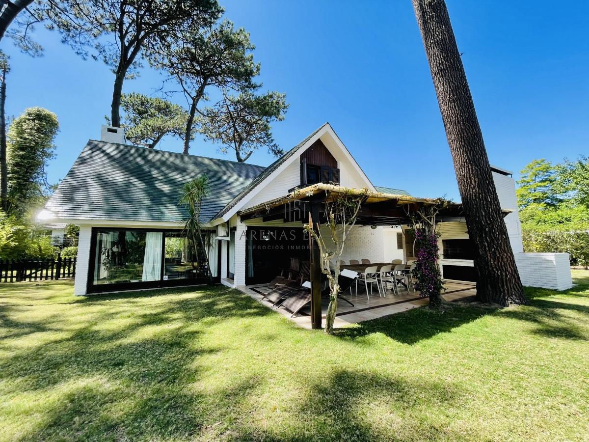 Casa ID.913 - Alquiler temporario de sólida y amplia casa de cinco dormitorios más dependencia de servicio y piscina, Lugano, Punta del Este