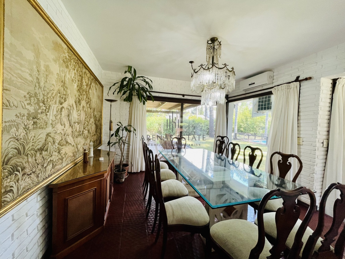 Casa ID.913 - Alquiler temporario de sólida y amplia casa de cinco dormitorios más dependencia de servicio y piscina, Lugano, Punta del Este