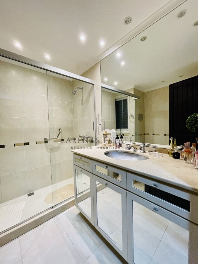 Casa ID.913 - Alquiler temporario de sólida y amplia casa de cinco dormitorios más dependencia de servicio y piscina, Lugano, Punta del Este